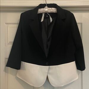 Chic Black & White Color Block Cropped Blazer Plus SZ 1X. NWOT